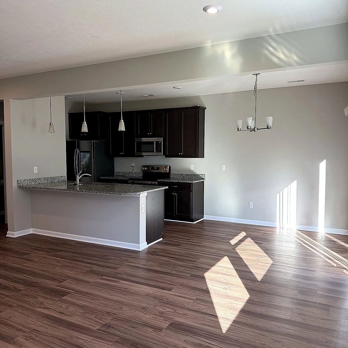 3 bed, 2.5 bath, 1650 sqft, $2,400 — Photo 3