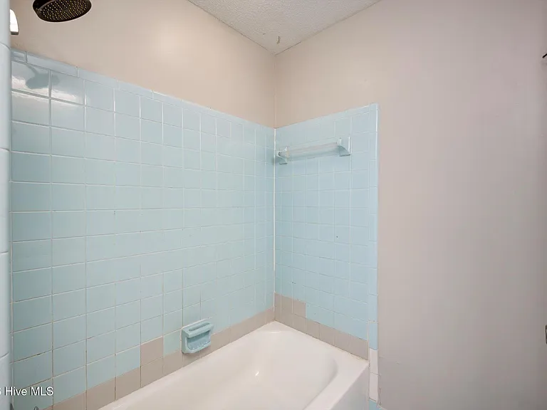 152 Holiday Dr — Photo 32