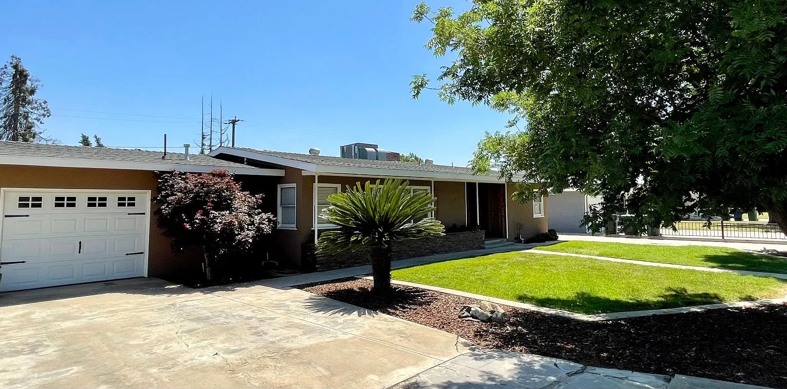 E Academy Ave, Tulare — Photo 2
