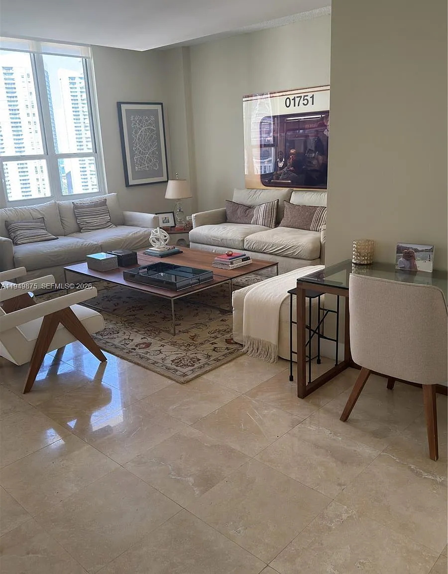 Courvoisier Courts Condo — Photo 2