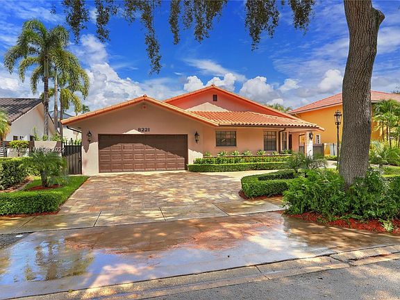Excellent Miami Lakes location in a wonderful neighborhood. Cul de sac. A beautiful home in great condition; ready to move in.