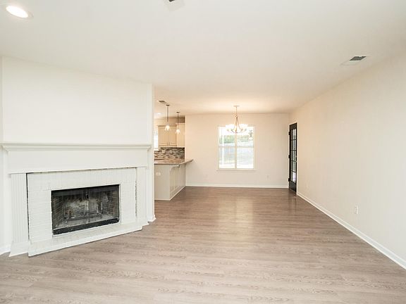5th image of 402 Mary Ellen Dr