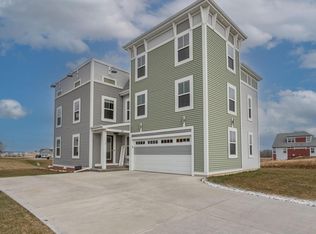 822 Skypark Dr, Hartford, WI 53027