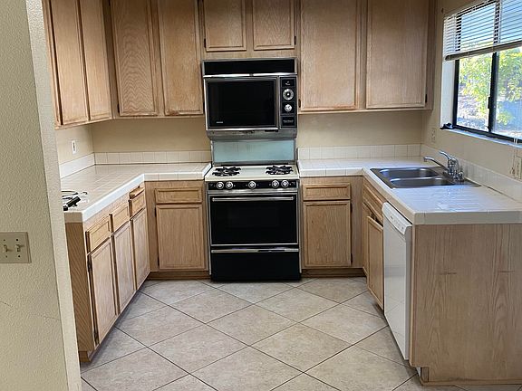 4th image of 703 Valley Crest Dr