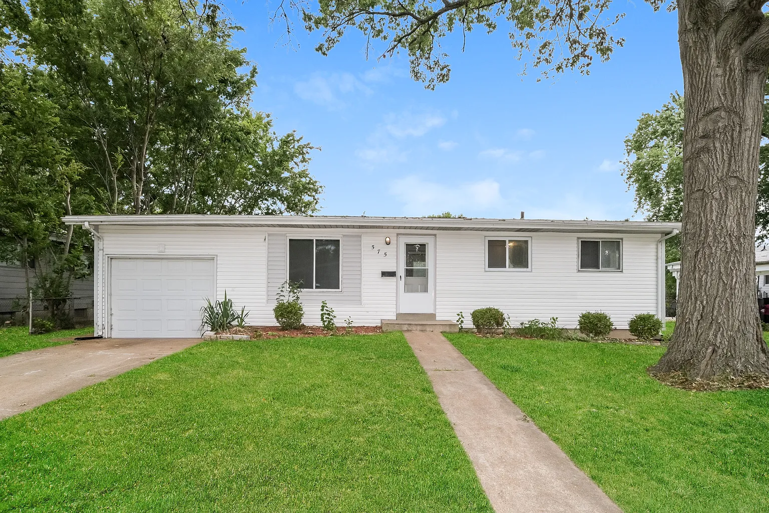 575 Versailles Dr photo 1