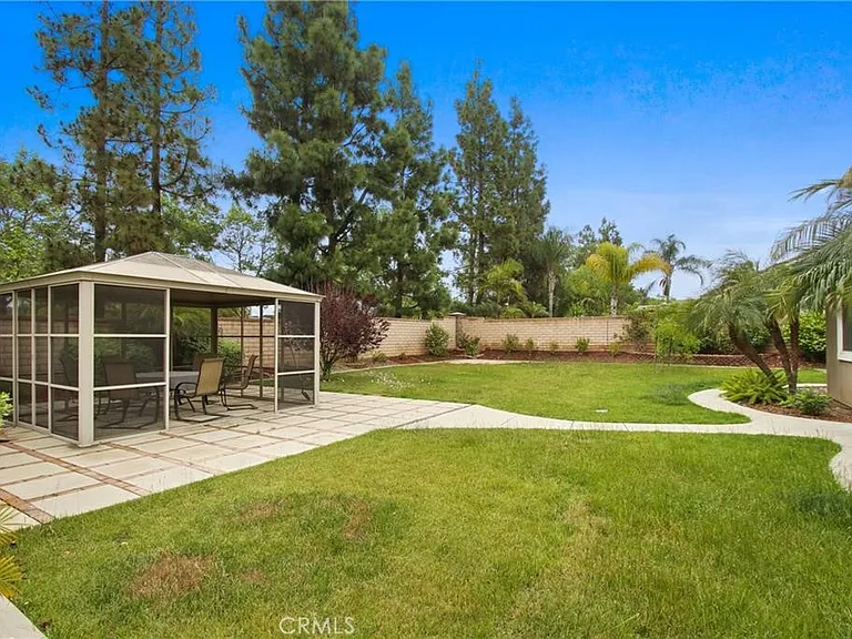 823 Canterbury Ln — Photo 32