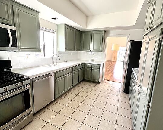 5th image of 1936 Pelham Ave Unit 302