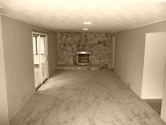 5th image of 20 Wood Acre Dr