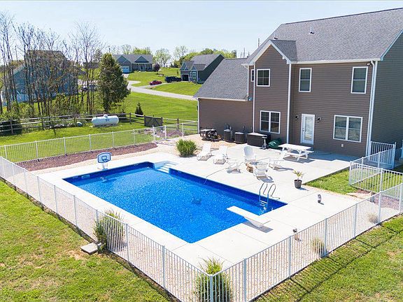 3rd image of 31 Hilyard Cir S