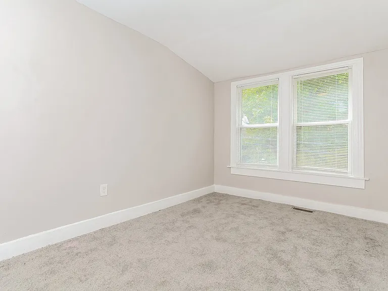 549226_027_bedroom_13137144.jpg