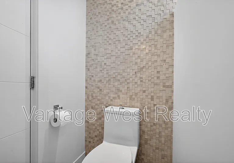 3859 Carrall Rd #1 — Photo 27