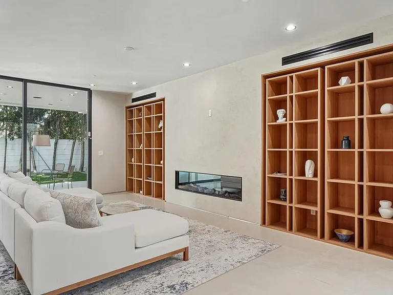 824 N Curson Ave — Photo 4