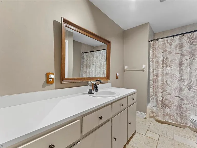 840 Jung Blvd W — Photo 28
