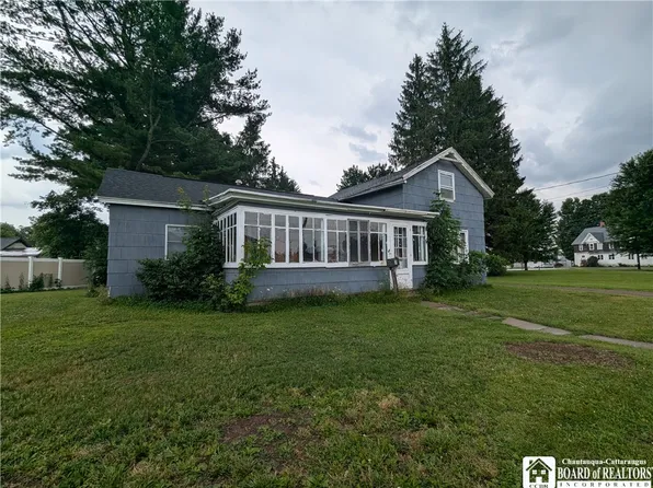 74 Waverly St, Springville, NY 14141