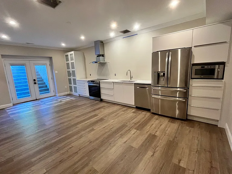 brand new kitchen and closet