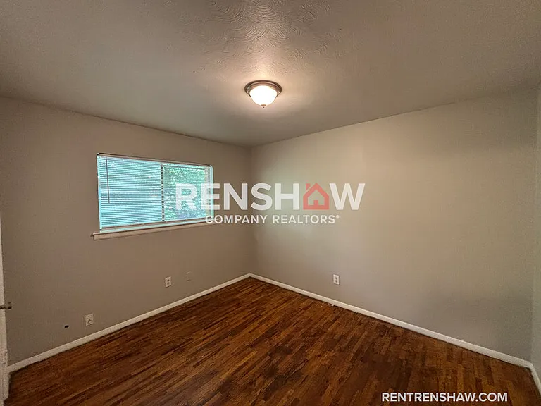 2767 Waverly Ave — Photo 8