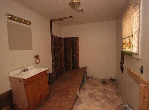5th image of 4424 E 10th St