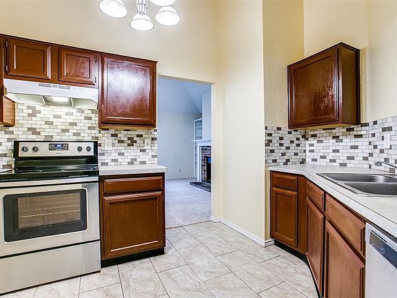 3rd image of 605 Lemons St