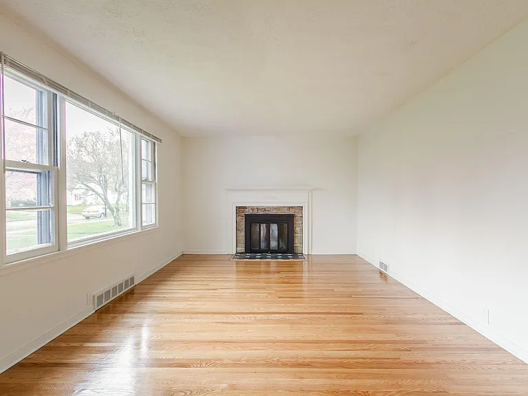 345 Colebourne Rd — Photo 4