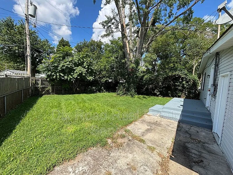 3 bed, 1.0 bath, 864 sqft, $1,295 — Photo 4