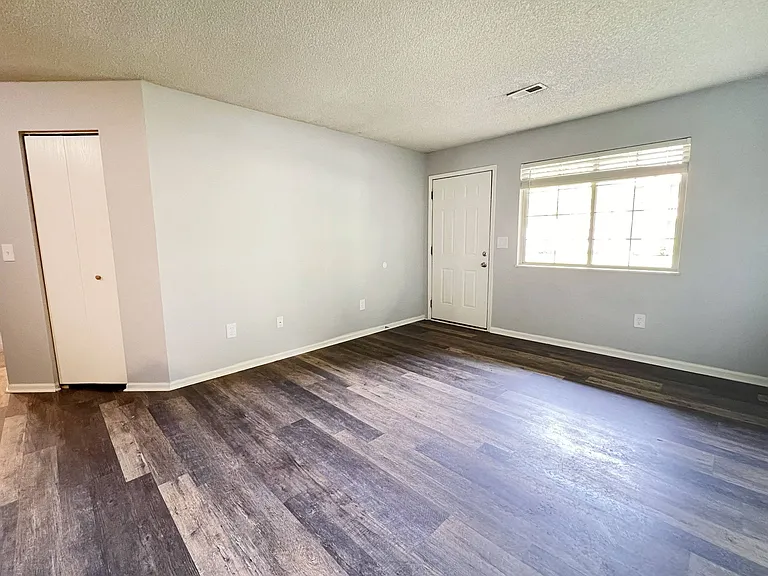 Eagle Crest Apartments — Photo 32