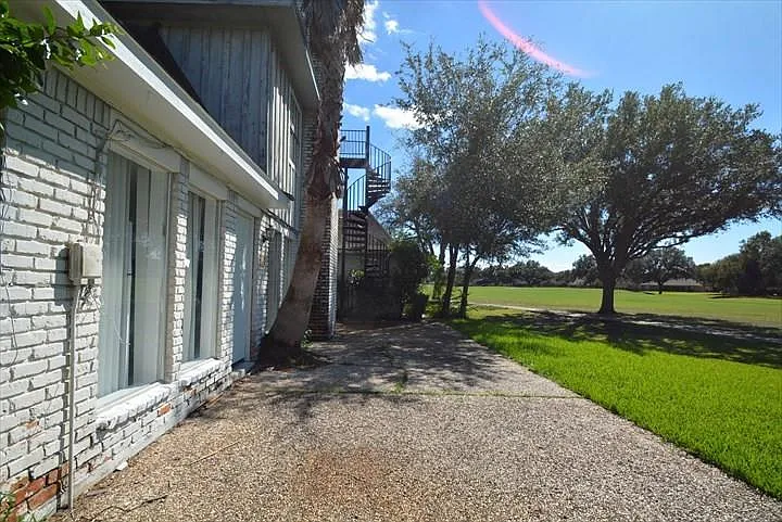 538 Longview Dr — Photo 2