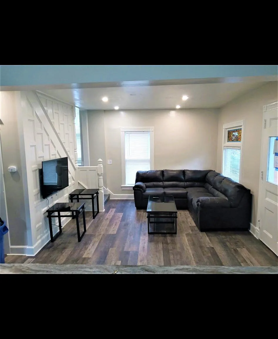 7 bed, 2208 sqft, $6,300 — Photo 4