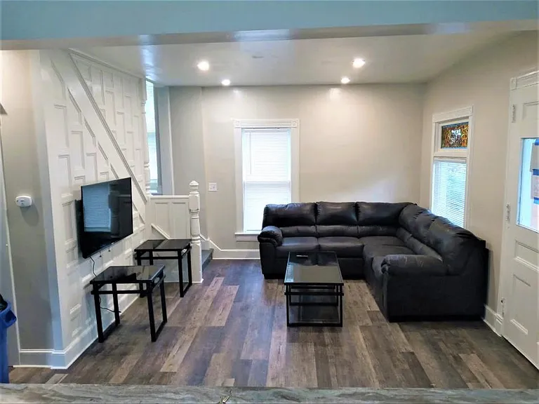 35 Oak St — Photo 4
