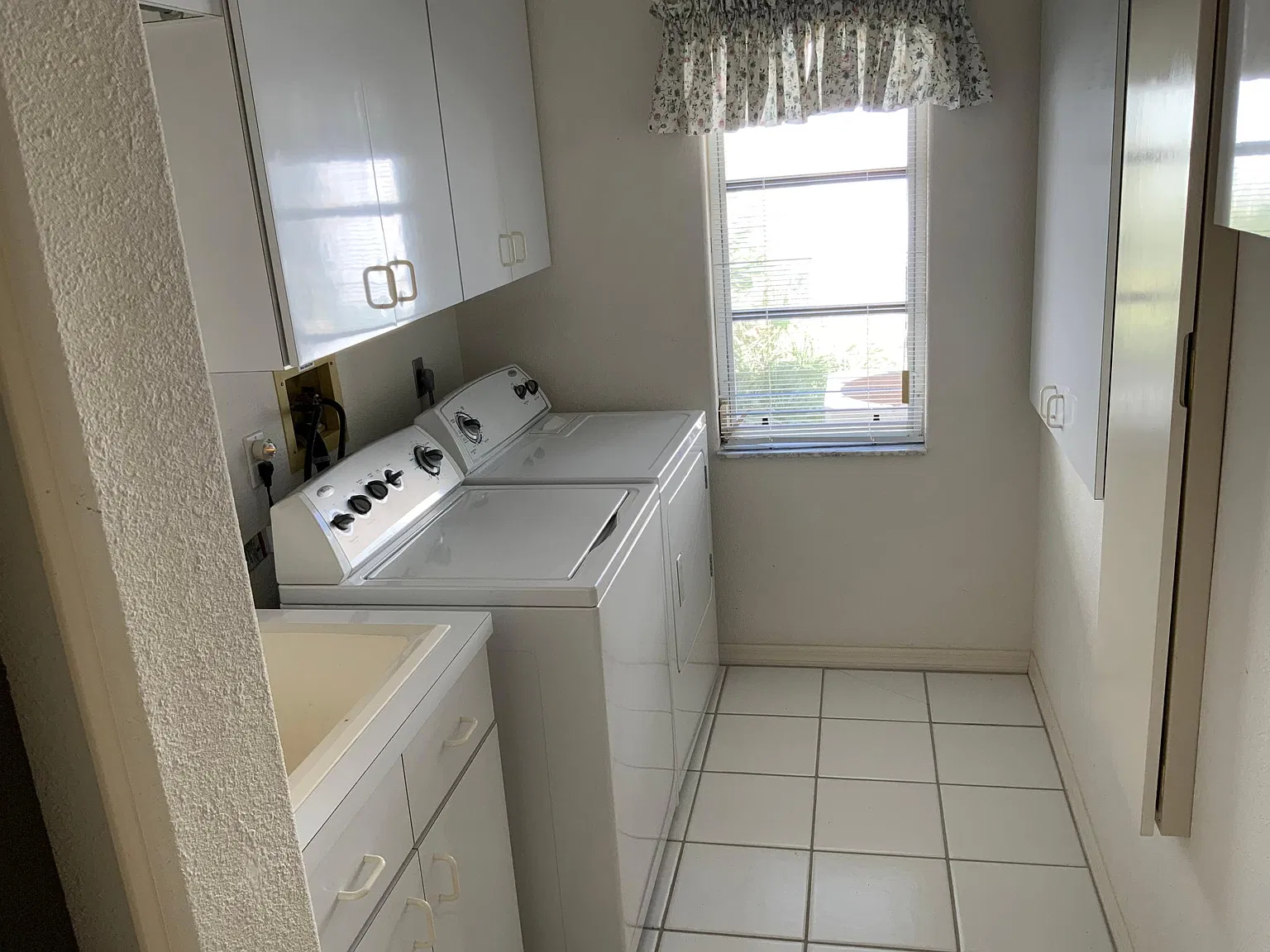 3 bed, 2.5 bath, 2362 sqft, $3,250 — Photo 2