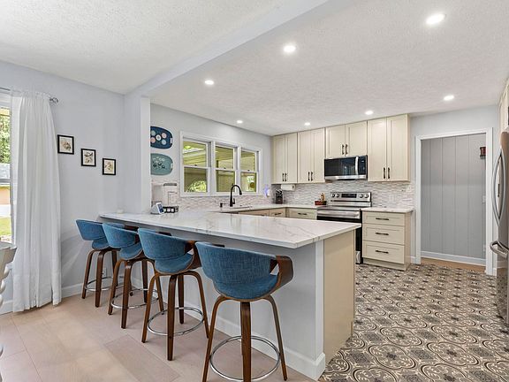 5th image of 207 Glass Hill Dr.