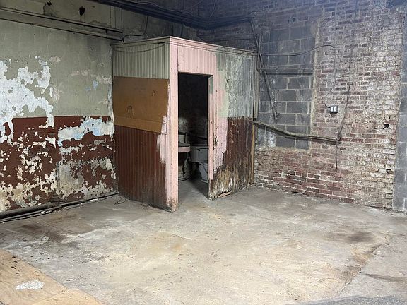 5th image of 104 W Main St