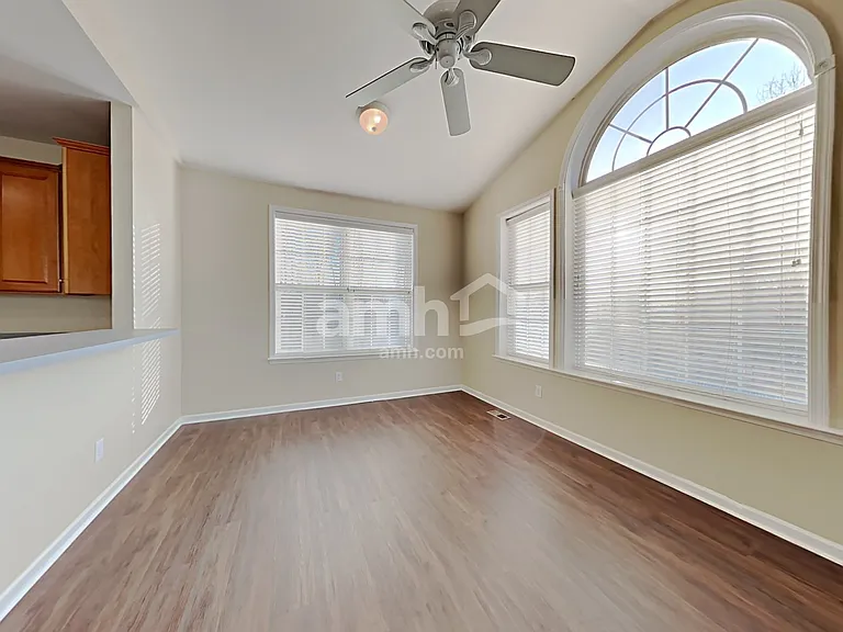 864 Brookdale Ln — Photo 5