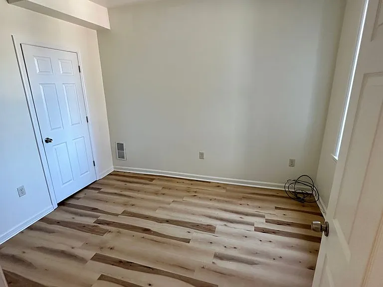 1211 W Poplar St — Photo 4