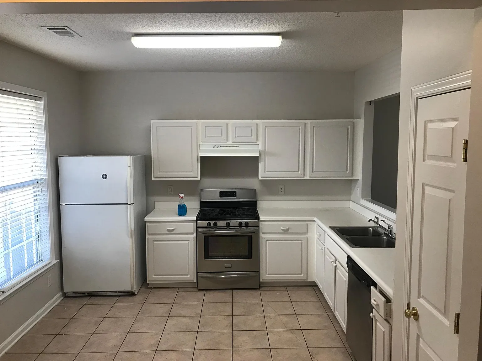 3 bed, 1370 sqft, $2,250 — Photo 4