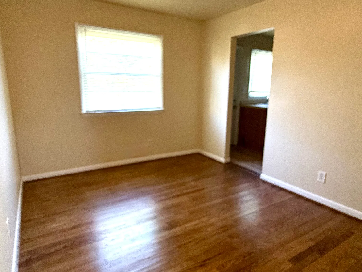 3 bed, 8094 sqft, $2,350 — Photo 4