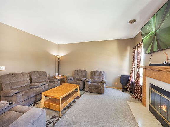 5th image of 8 Elizabeth Ct