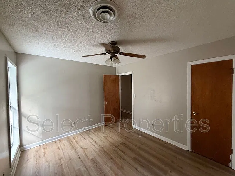 3 bed, 1.0 bath, 1053 sqft, $1,250 — Photo 2