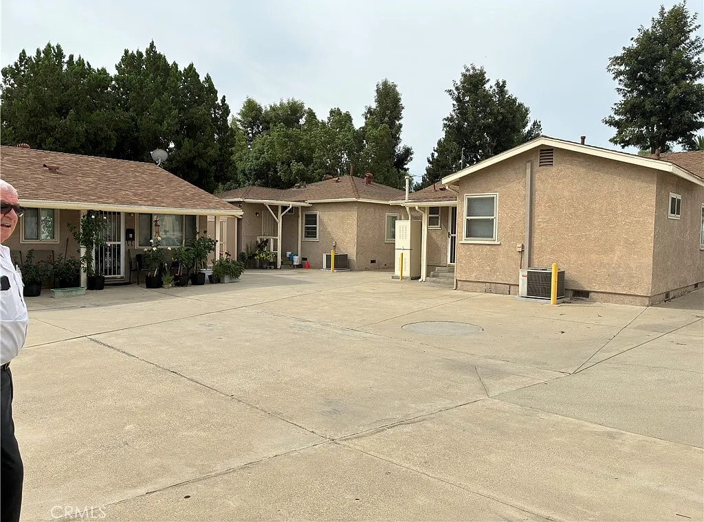 3 bed, 1200 sqft, $2,500 — Photo 3
