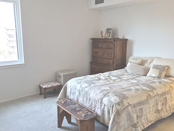 5th image of 850 Wellington Ave Unit 403