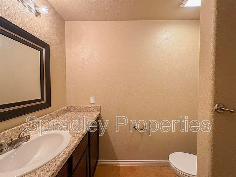 725 Laila Ln — Photo 12