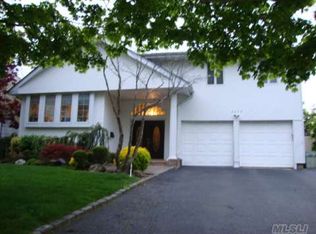 2097 Ellen Dr, Merrick, NY 11566