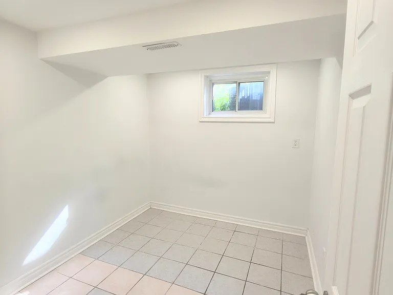 100 Kingslake Rd — Photo 7