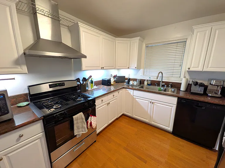 583 Hayes St #2 — Photo 4