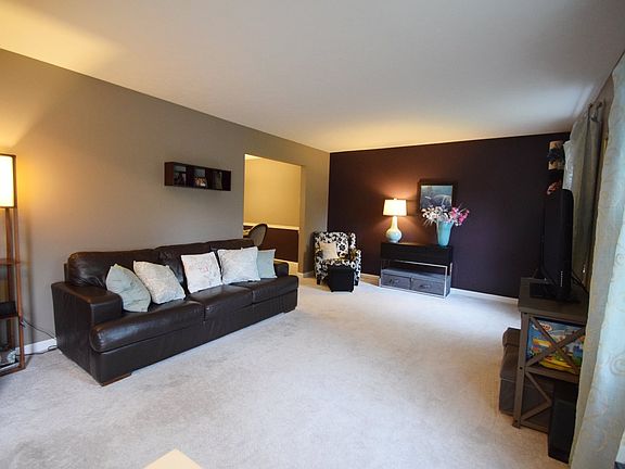 3rd image of 26772 Sweetbriar Dr