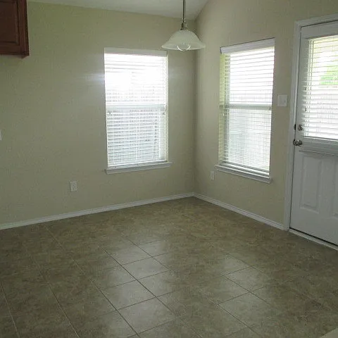 Cozy 3 bedroom home with walk-in closets! — Photo 4