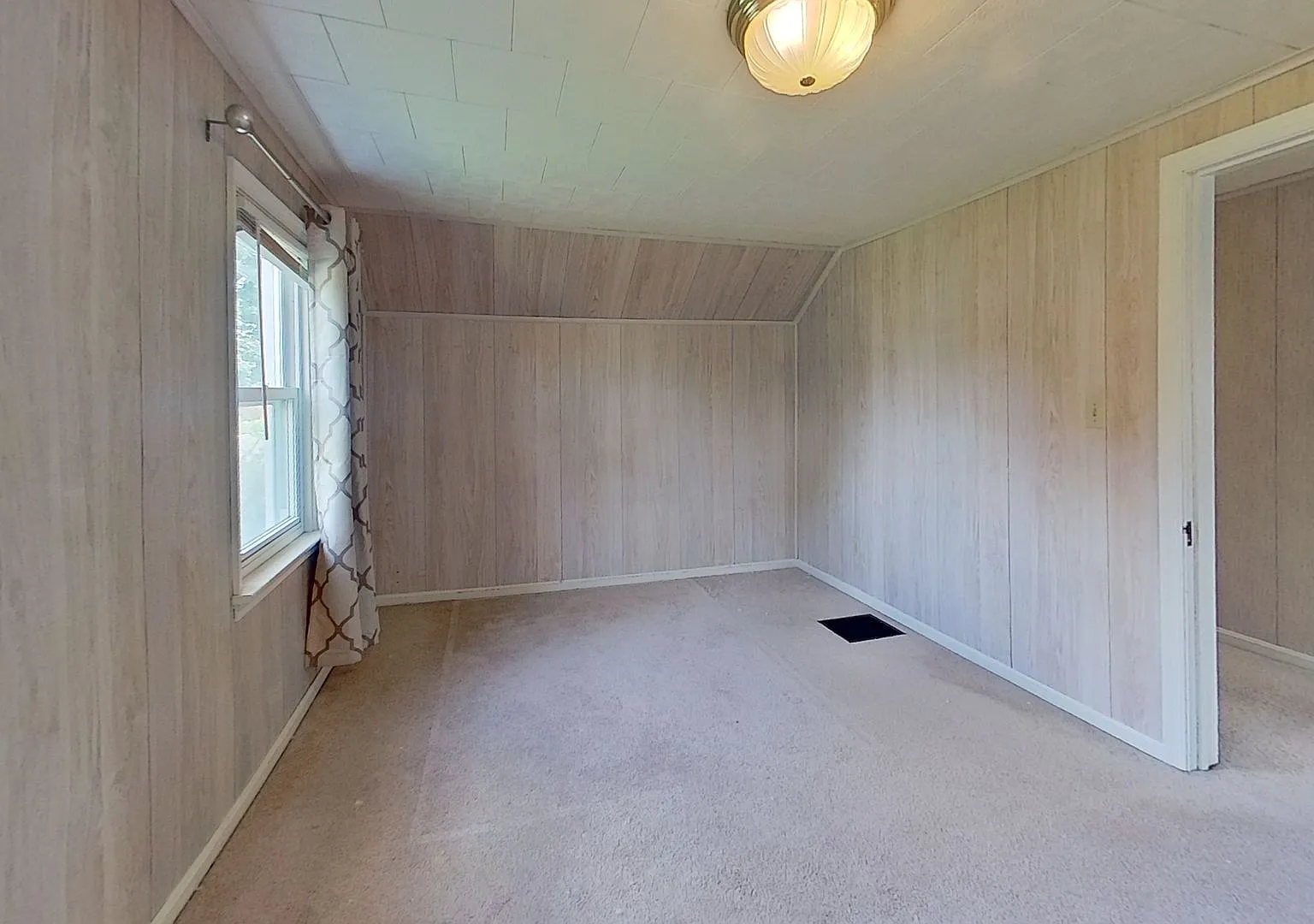 Single Family Home in Loganville/York Area — Photo 4
