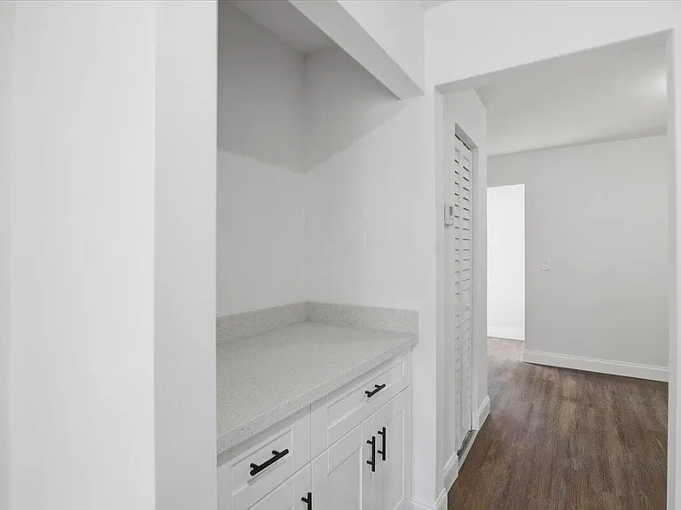 270 SW 10th Ave #1 — Photo 14