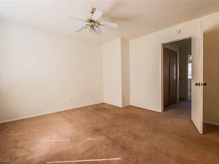 566 Kristin Ln — Photo 13