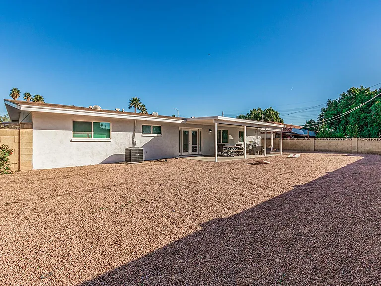 733 E Geneva Dr — Photo 21