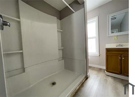 4th image of 336 W 6th St #336